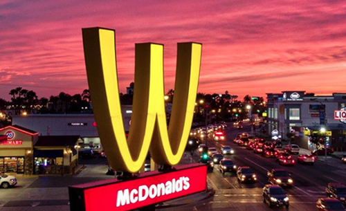 McDonald’s gira su logo