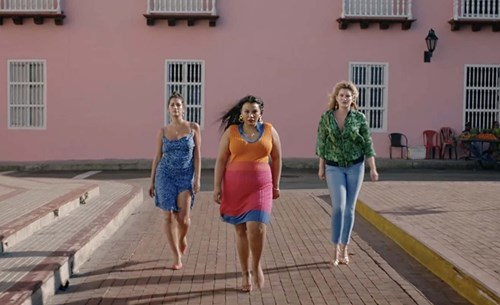 Violeta con el empoderamiento curvy