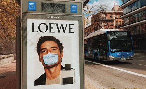 Cubren con mascarillas la publicidad exterior